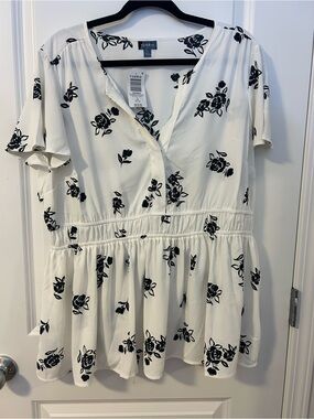 torrid White Tunic Top with Black Rose Print, size 1